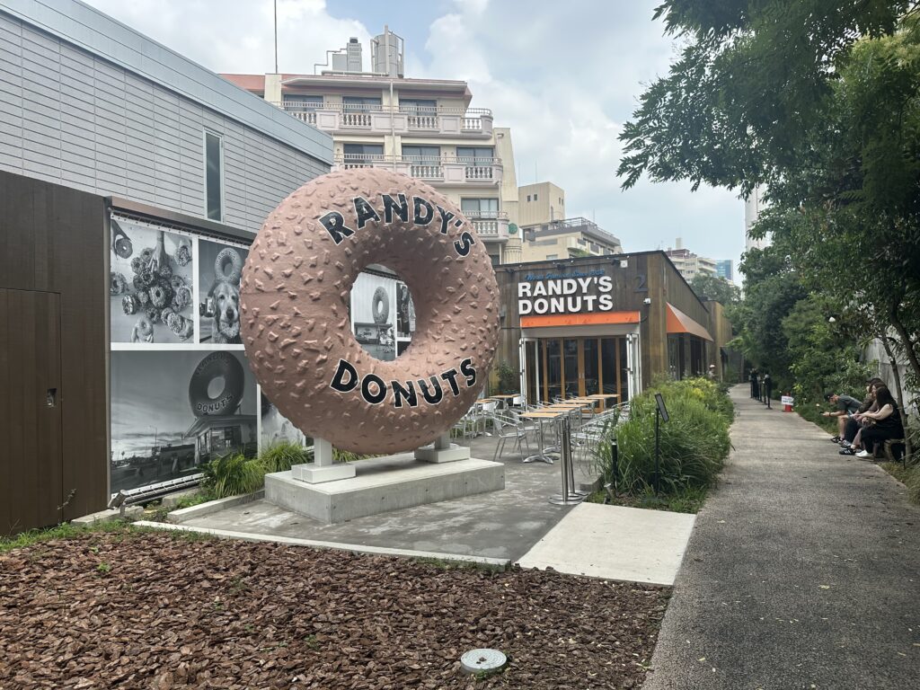 ランディーズドーナツ渋谷代官山店の正面入口。