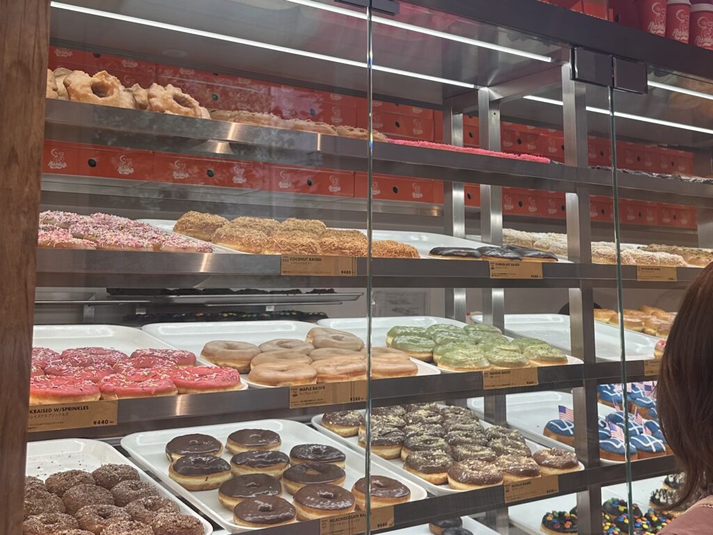 ランディーズドーナツ渋谷代官山店の店内。