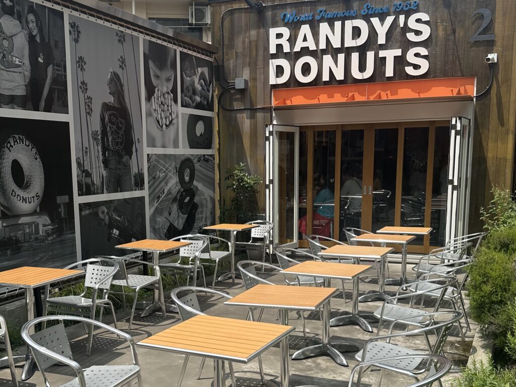 ランディーズドーナツ渋谷代官山店のテラス席。