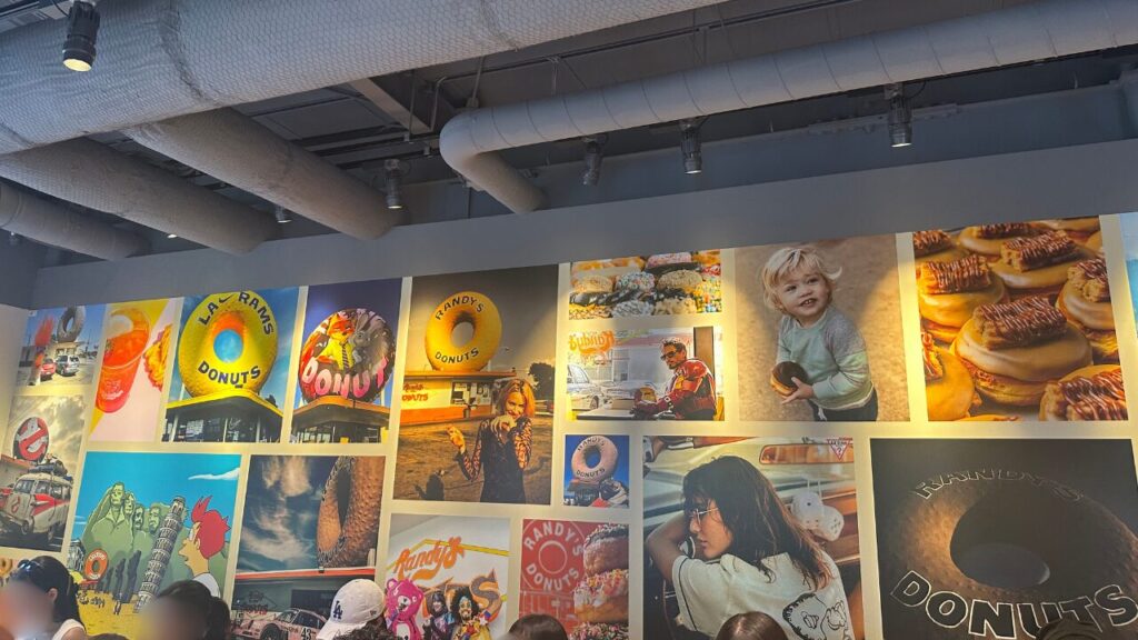 ランディーズドーナツ渋谷代官山店のテーブル席の壁。