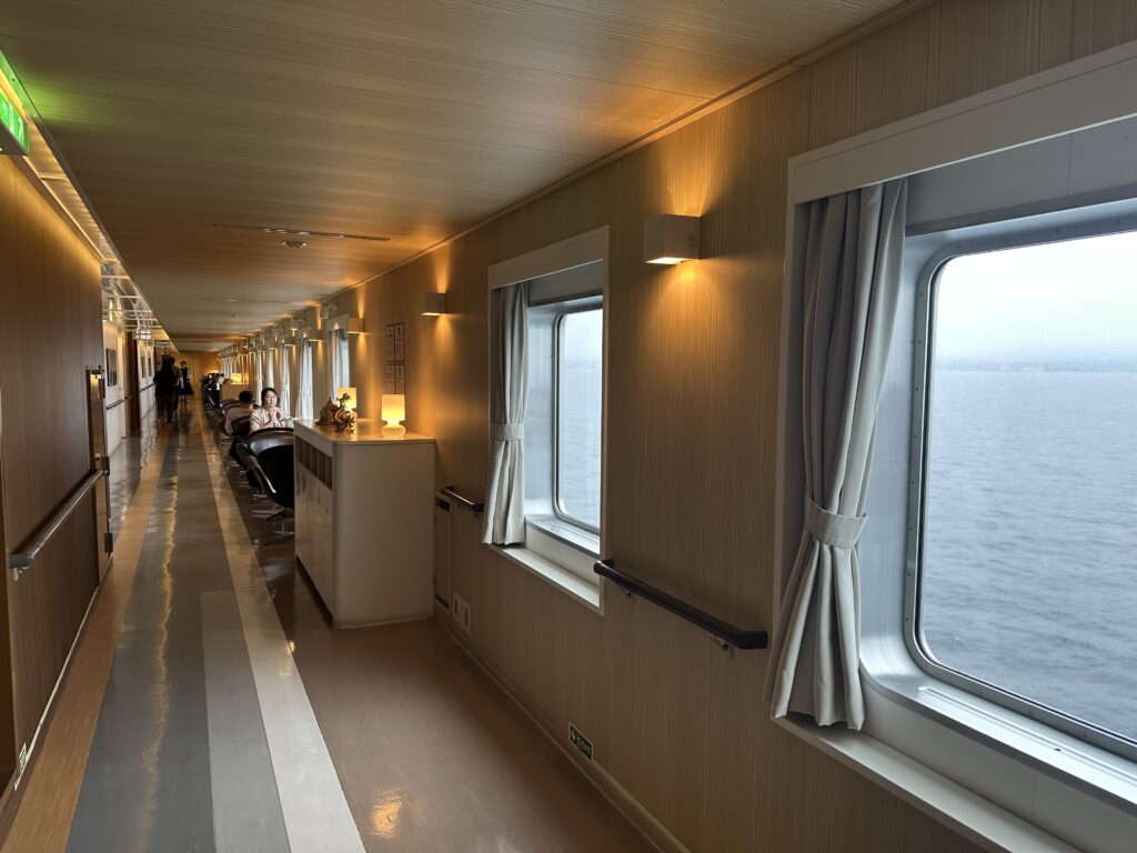 フェリーの廊下