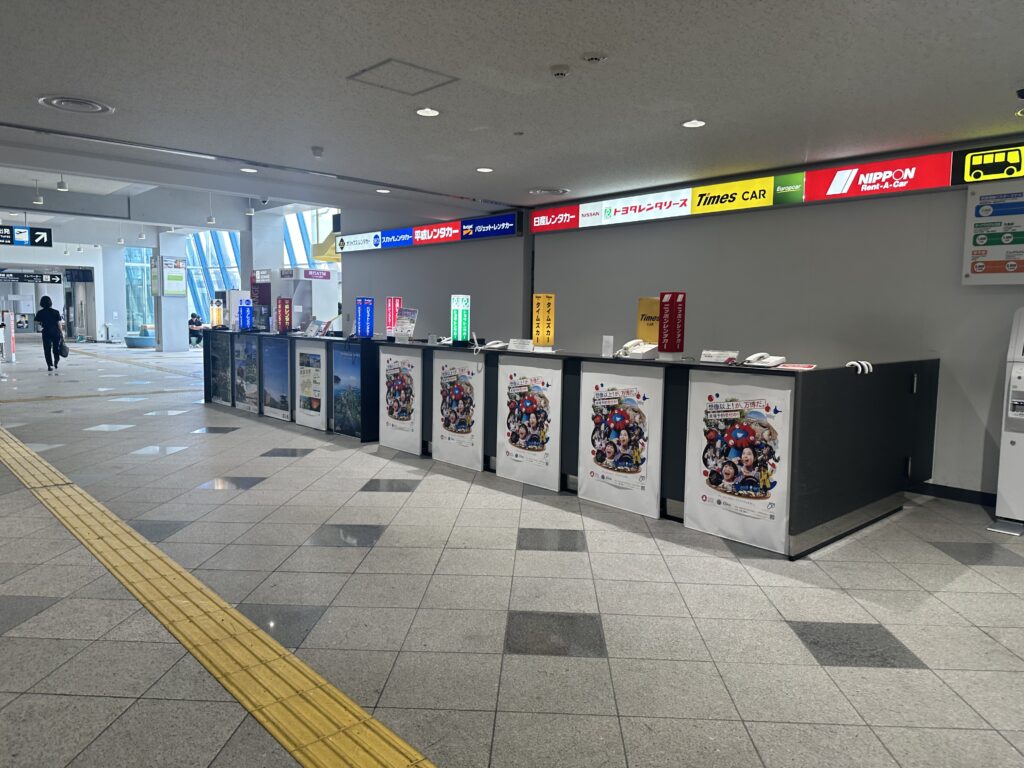 高松空港内のレンタカー受付カウンター。