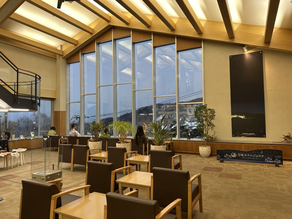 万座ホテルジュラクのフロント。