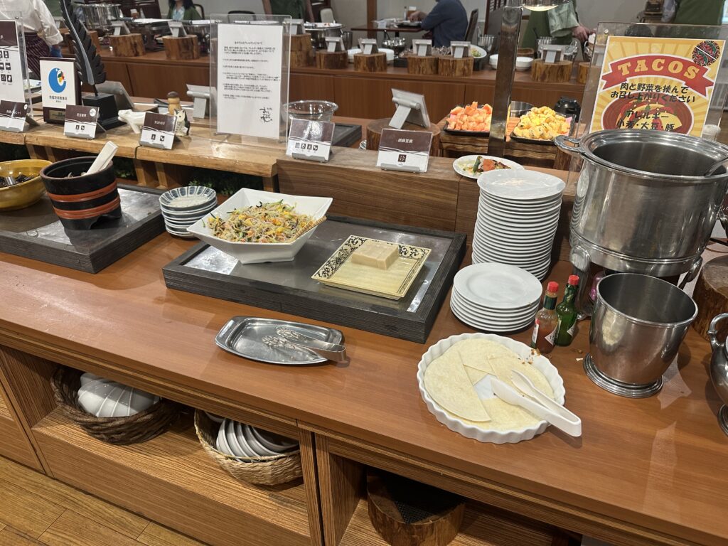 万座ホテルジュラクのバイキング。