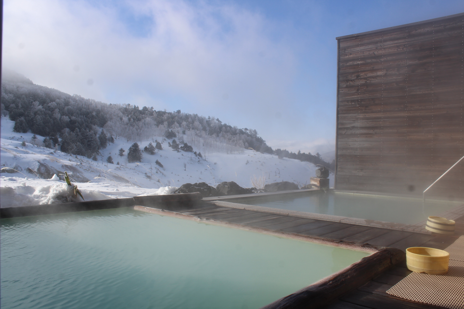 万座ホテルジュラクの露天風呂。