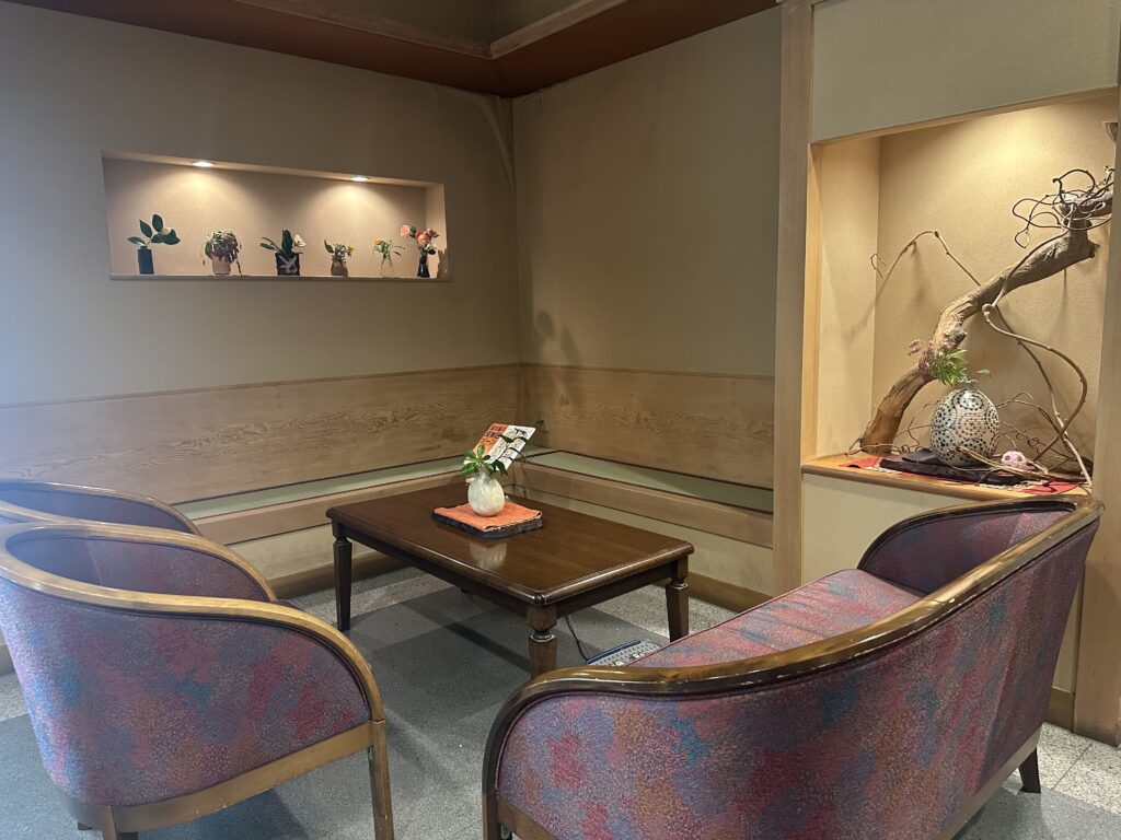 温泉前の休憩所。