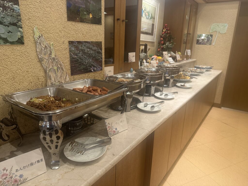 ビュッフェ会場の四季の花。