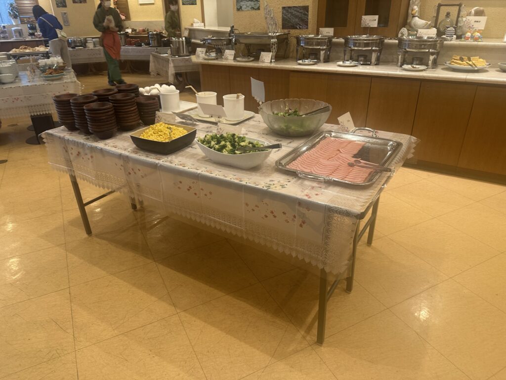 ビュッフェ会場の四季の花。