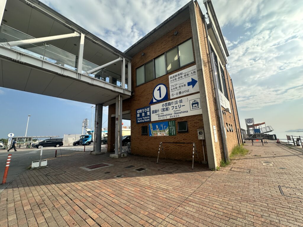 高松港のフェリー乗り場
