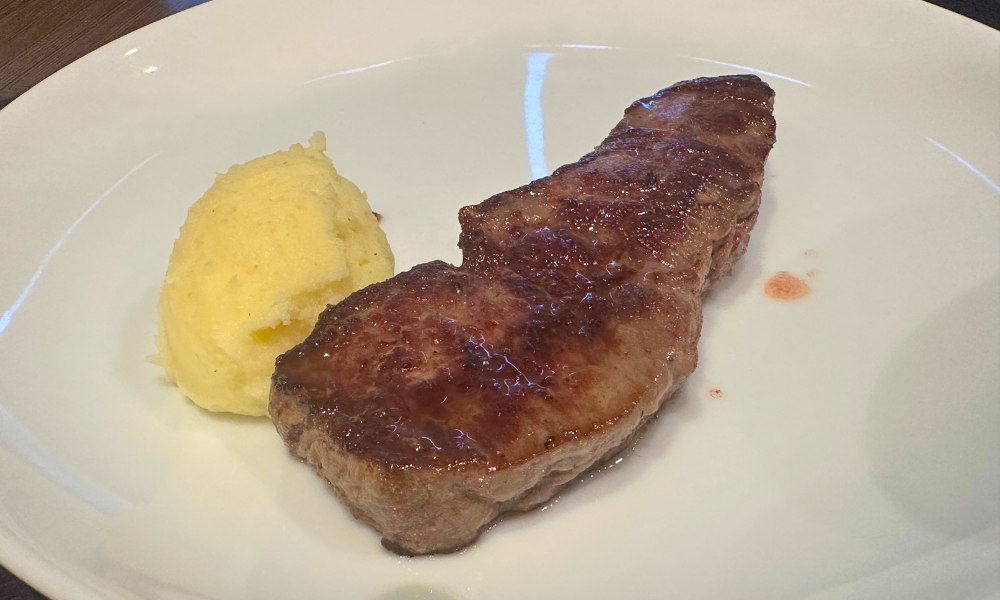 飯坂ホテルジュラクの夕食ビュッフェのステーキ
