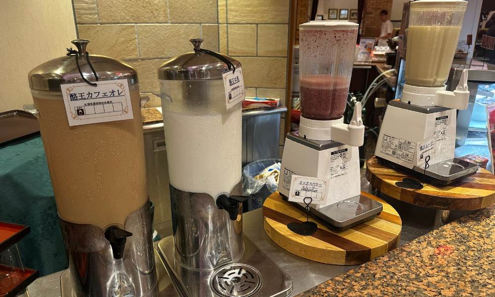 飯坂ホテルジュラクの朝食会場のドリンク