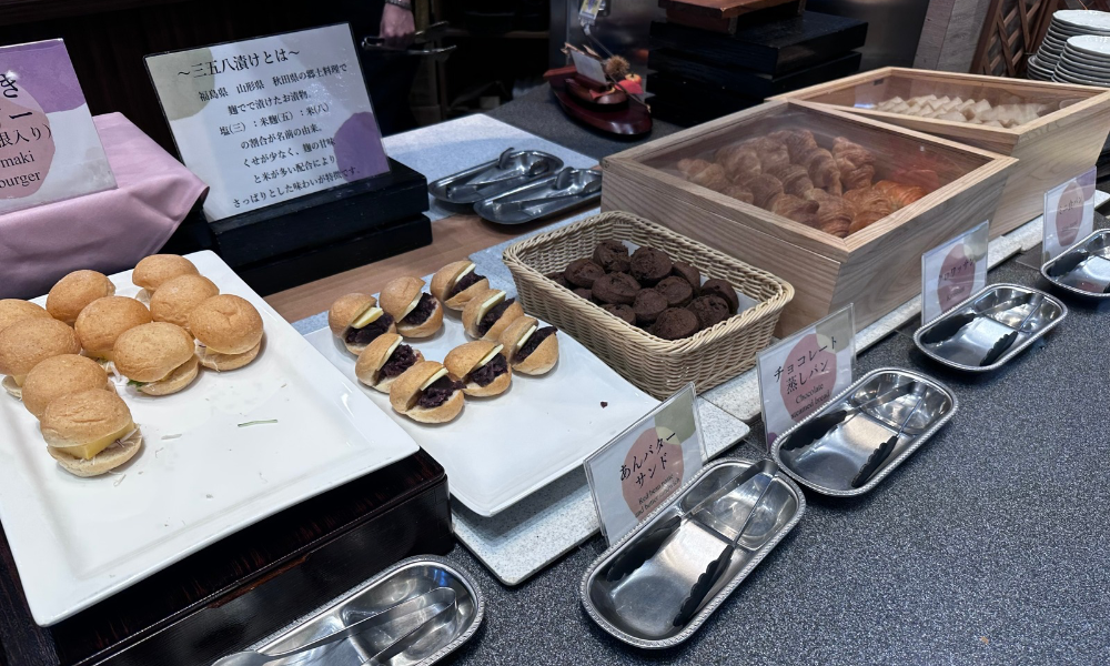 御宿東鳳の朝食ビュッフェのパンコーナー