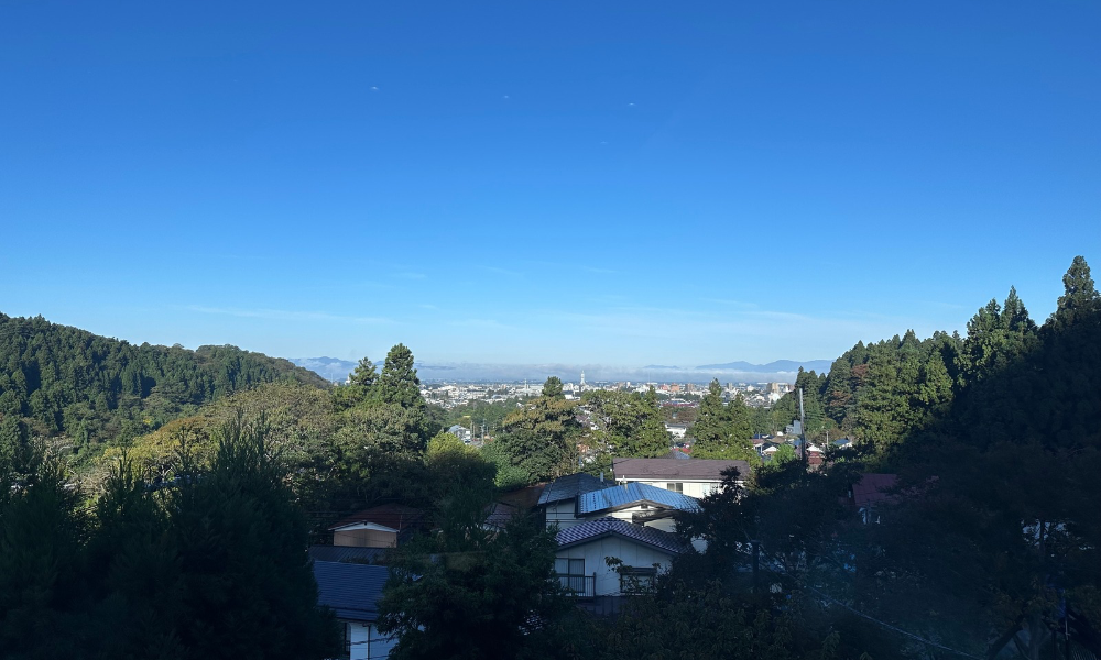 会津の高台に建つ東山温泉 御宿東鳳
